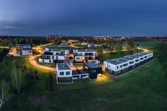 Īrei tiek piedāvātas villas un rindu mājas “Mežaparka Rezidencēs”